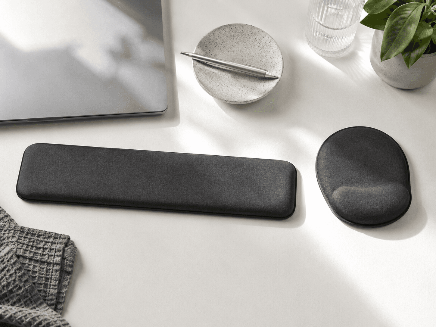 Wrist Rest Duo in graphite and silver finish